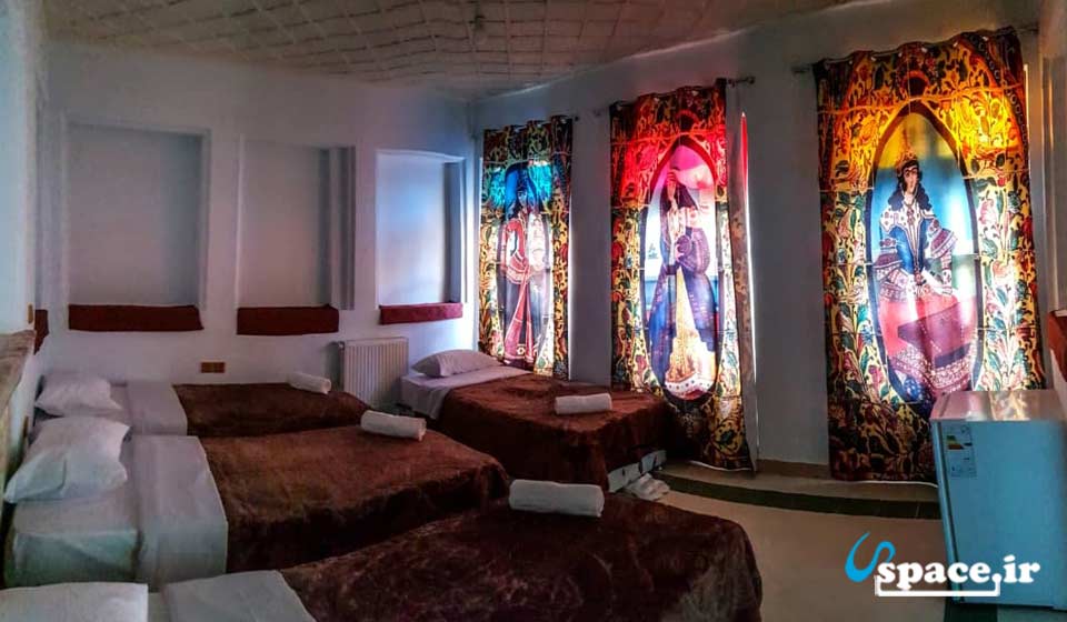 نمای داخل اتاق 4 تخته اقامتگاه سنتی پسین - شیراز